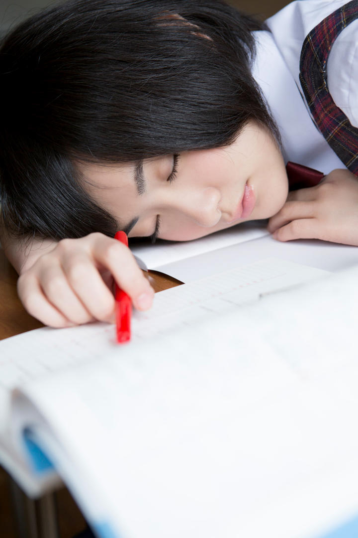 趴在桌子上睡觉的日本美女学生图片