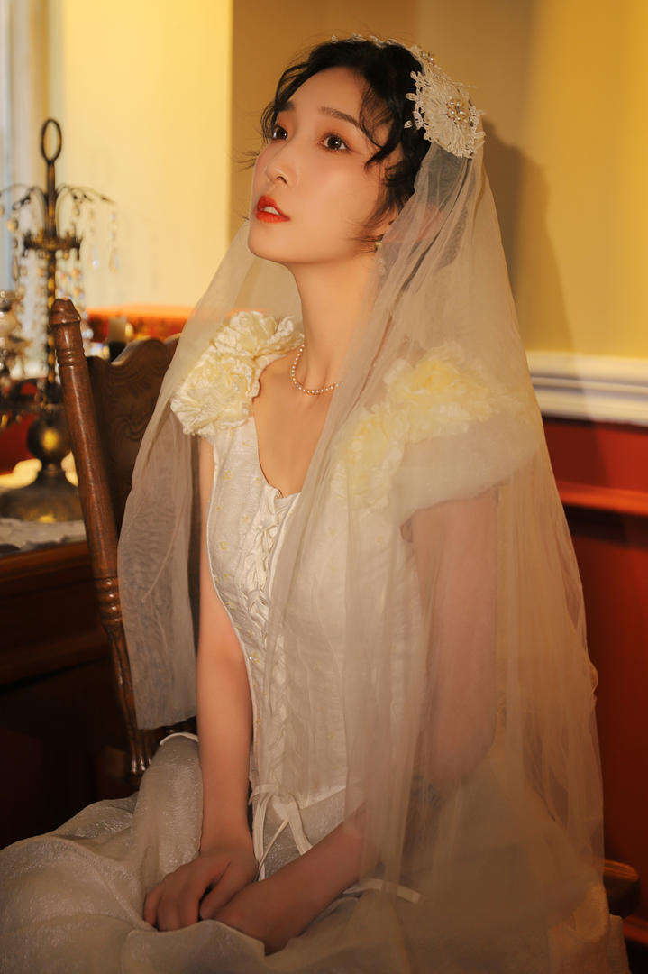 穿洁白婚纱的气质美女新娘唯美艺术照写真图片