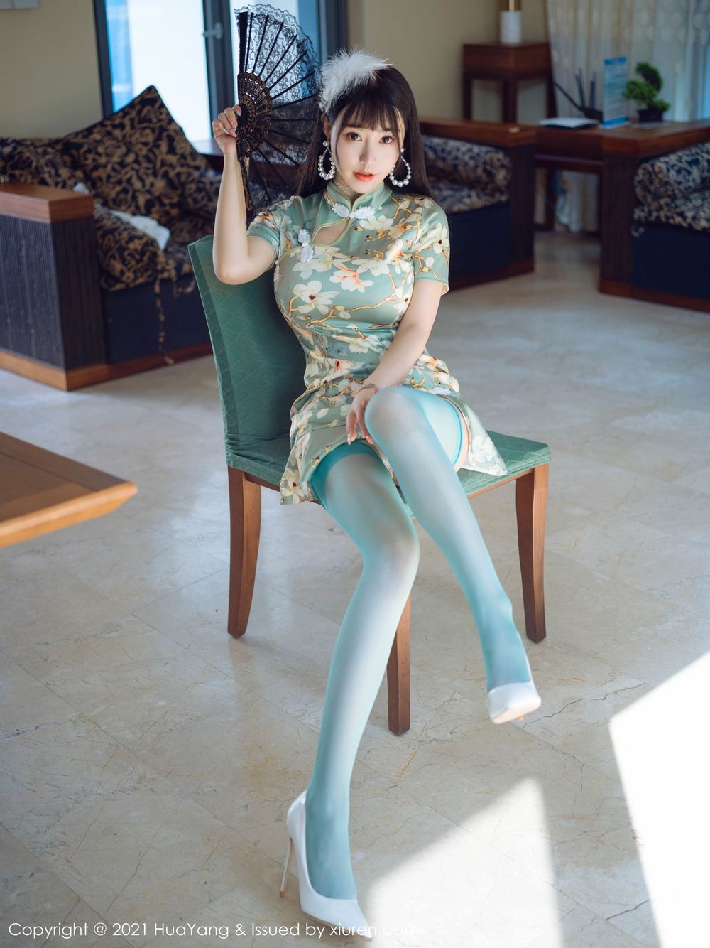 花漾Show性感女神Flower朱可儿青瓷色旗袍丝袜美腿三亚旅拍