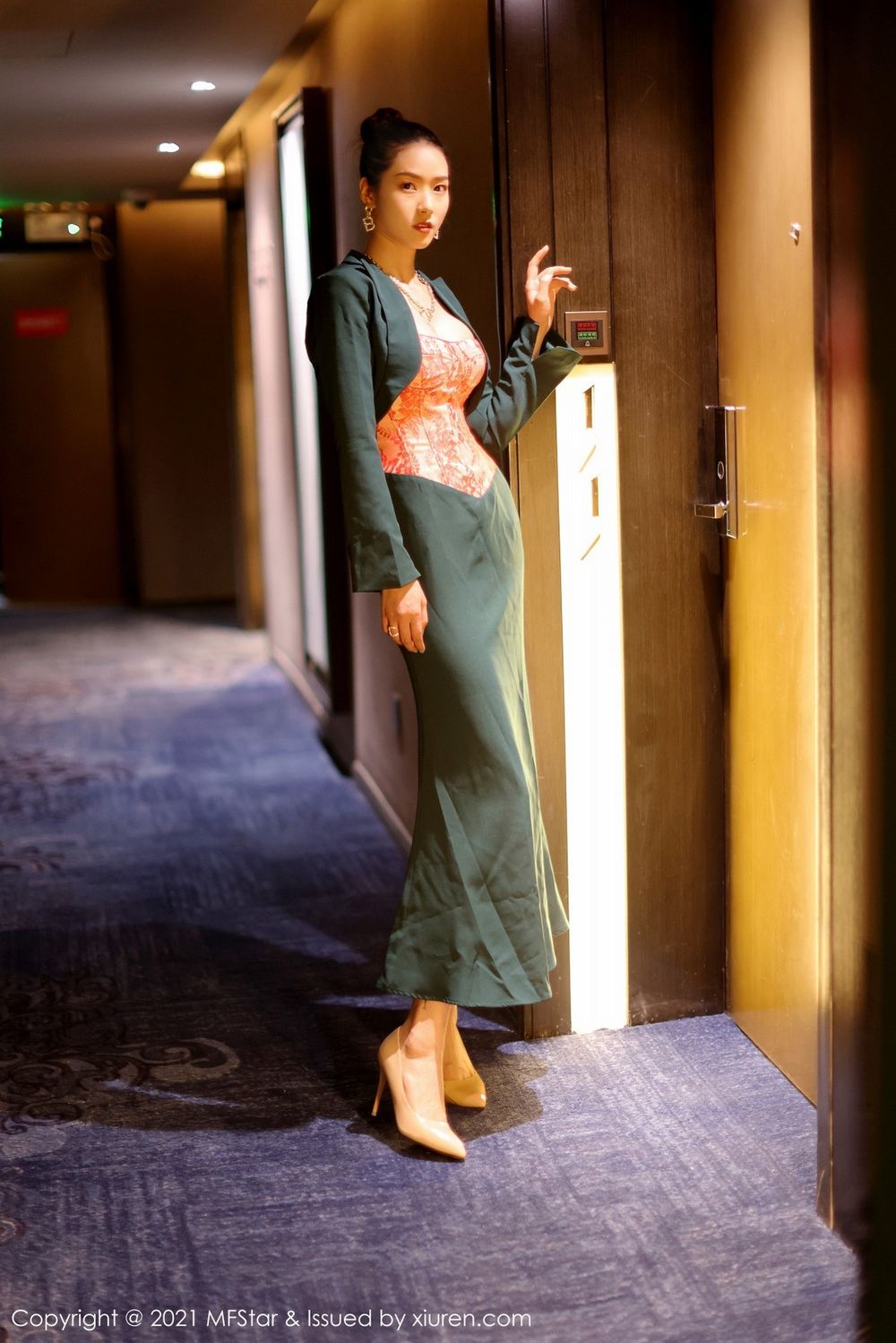 模范学院美女模特方子萱抹胸礼裙+修长美腿高挑性感写真