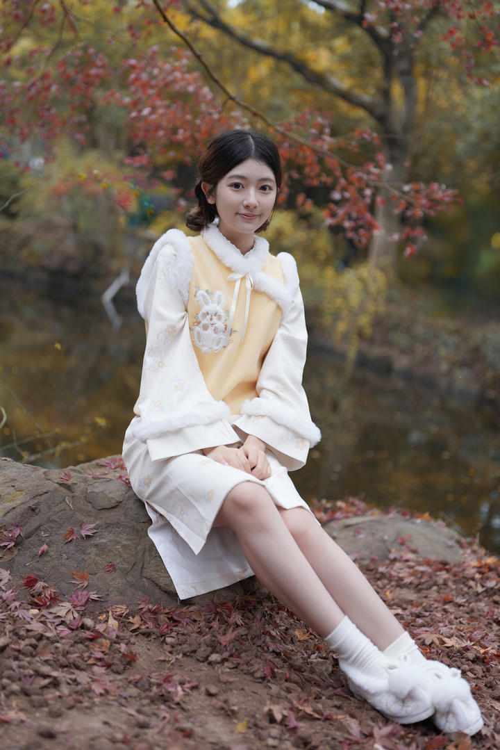 坐在石头上的绝色可爱女生唯美女生壁纸高清图片