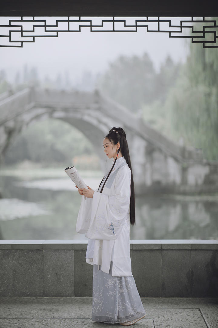 看书的高清古装美女写真