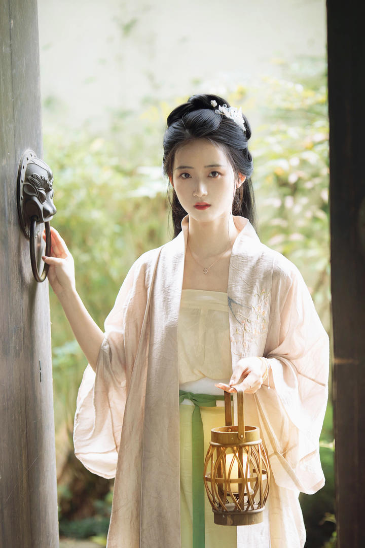 敲门的养眼古装美女唯美艺术写真图片