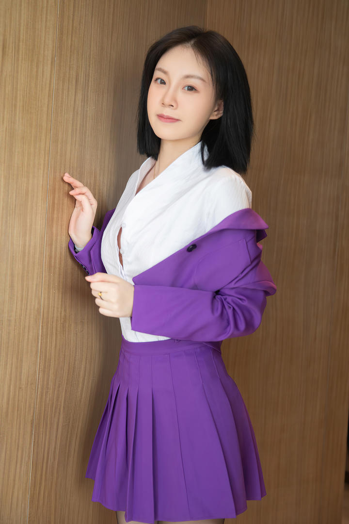 穿紫色超短裙的漂亮美女写真模特图片