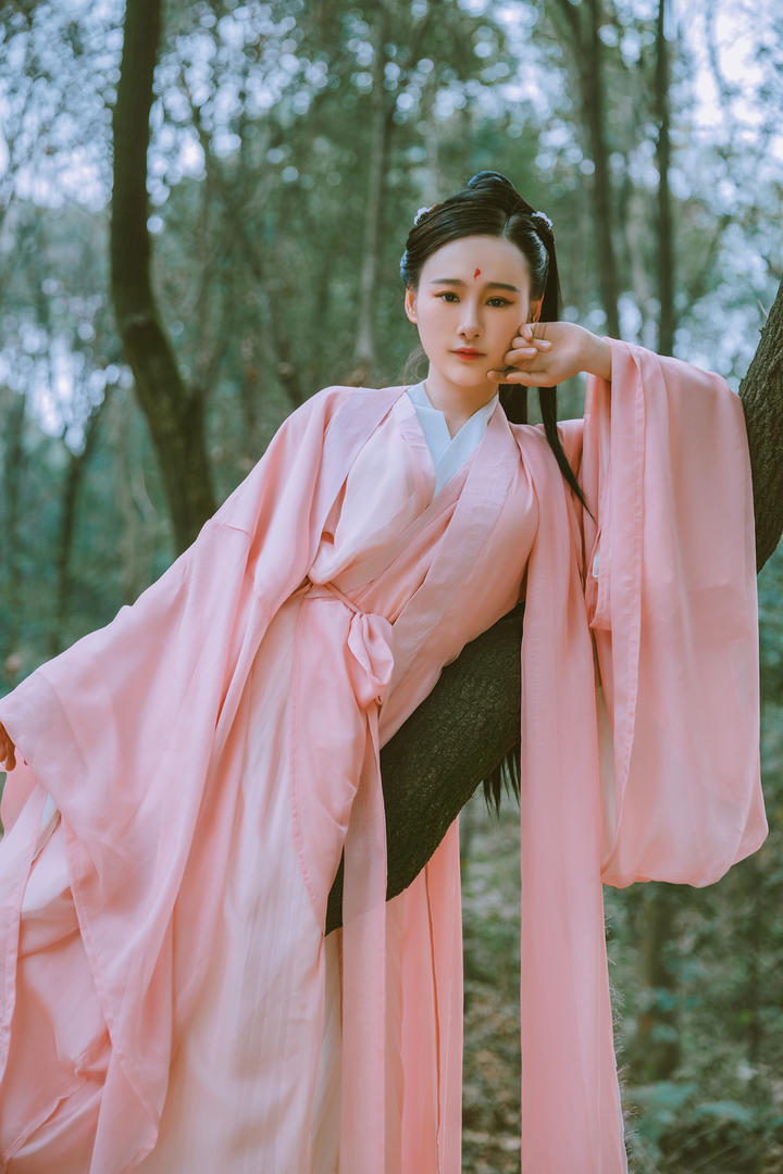 靠在树上的古装美女清纯艺术照图片