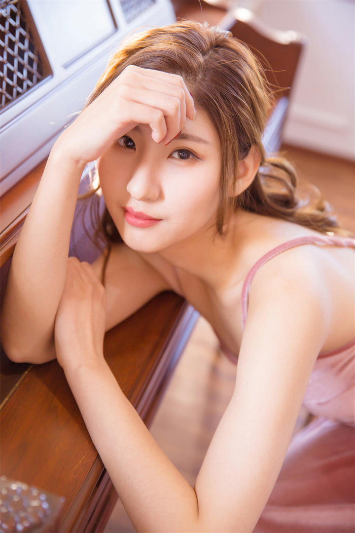 眼神清澈的女大学生美女低胸吊带私房照图片