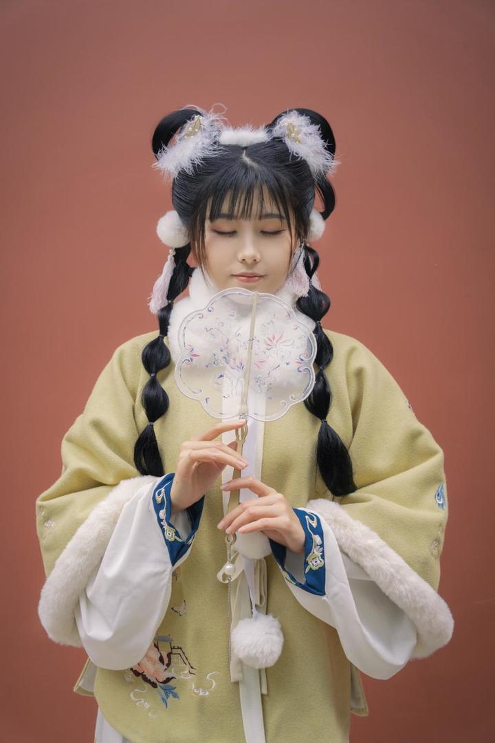 拿着扇子的古装汉服美女艺术写真图片