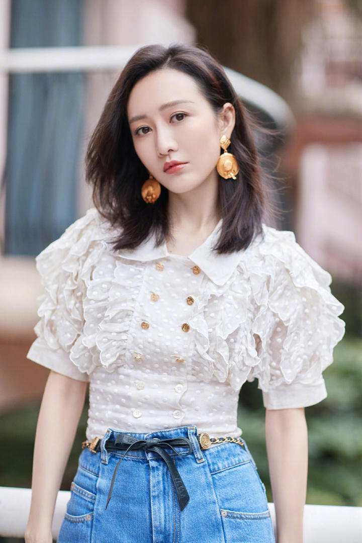 穿着牛仔裤的中国女明星王鸥户外摄影图片