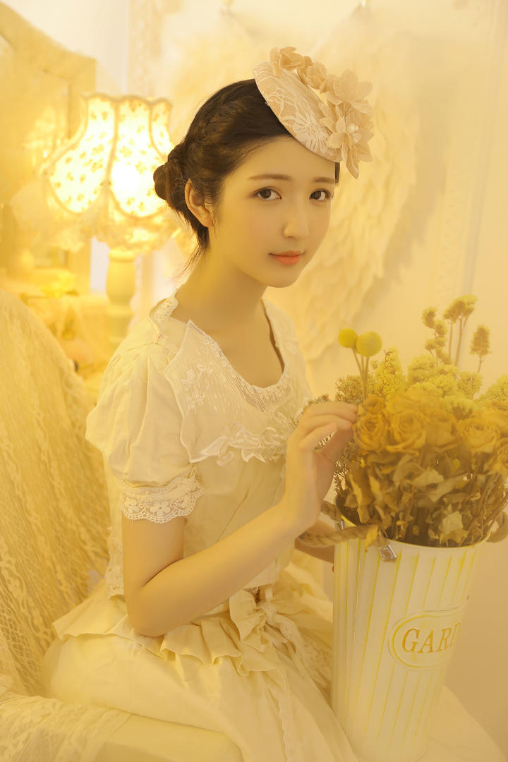 插花的优雅气质女生高清优质女头像图片