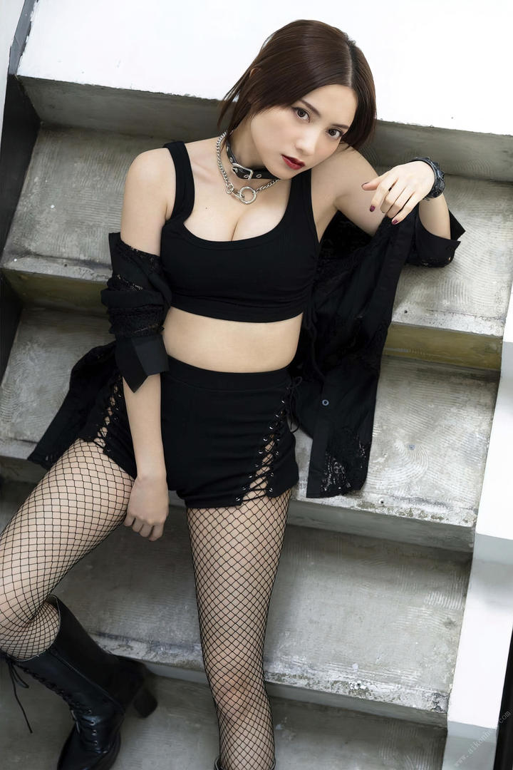 日韩黑丝袜美女西西另类人体艺术网写真图片