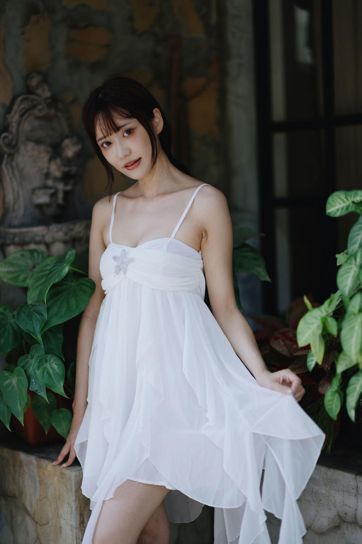 中国甜美少女吊带裙图片