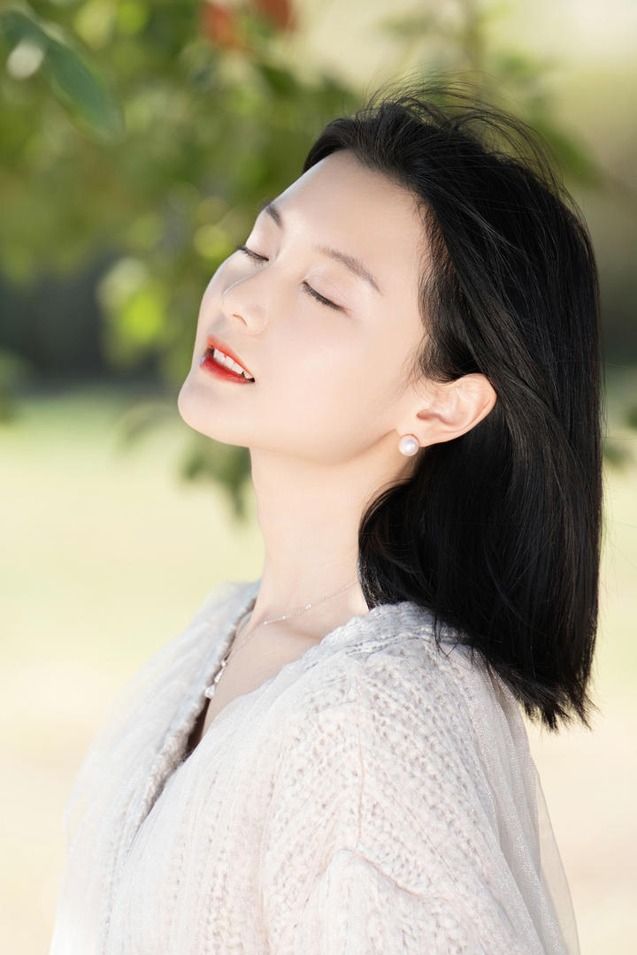 4K高清短发清纯女生近距离写真图片