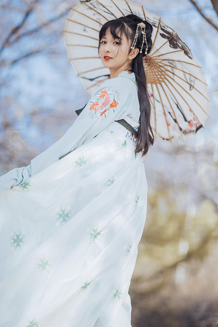 撑着伞的古装美女图片艺术摄影写真