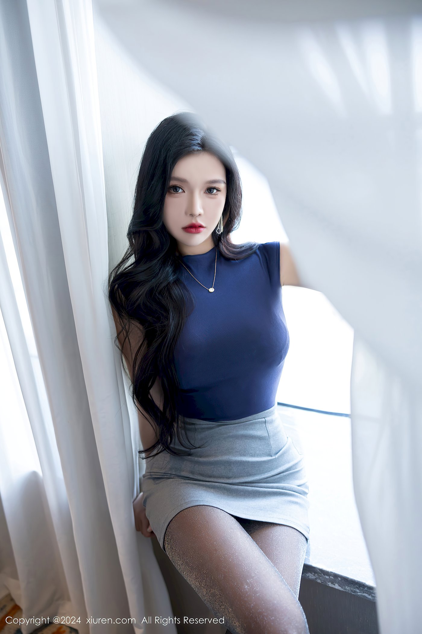 秀人网模特小娜比蓝色紧身上衣搭配魅惑黑丝性感写真