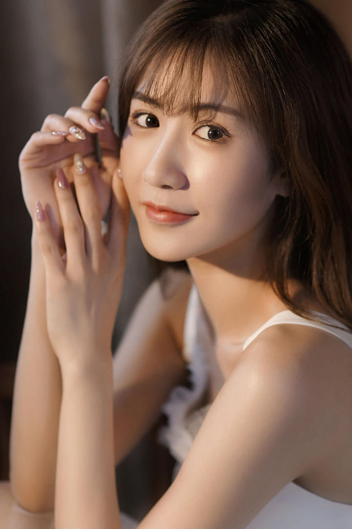 高清漂亮清纯女生纤纤玉手写真图片