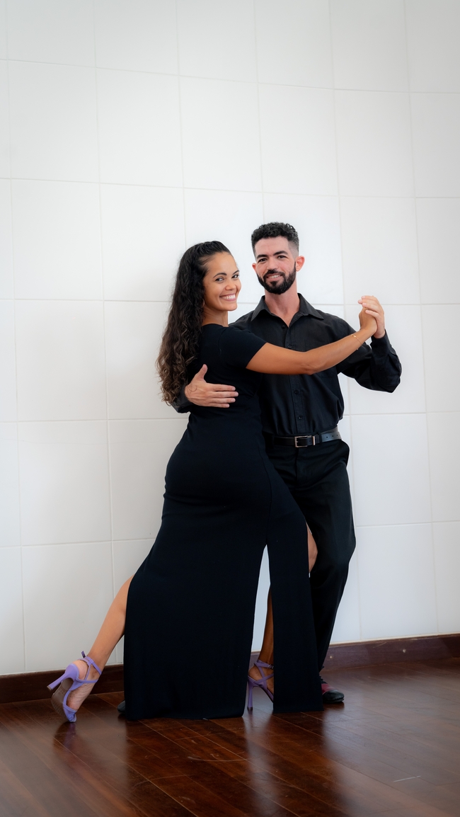 正在跳探戈舞的欧美情侣图片