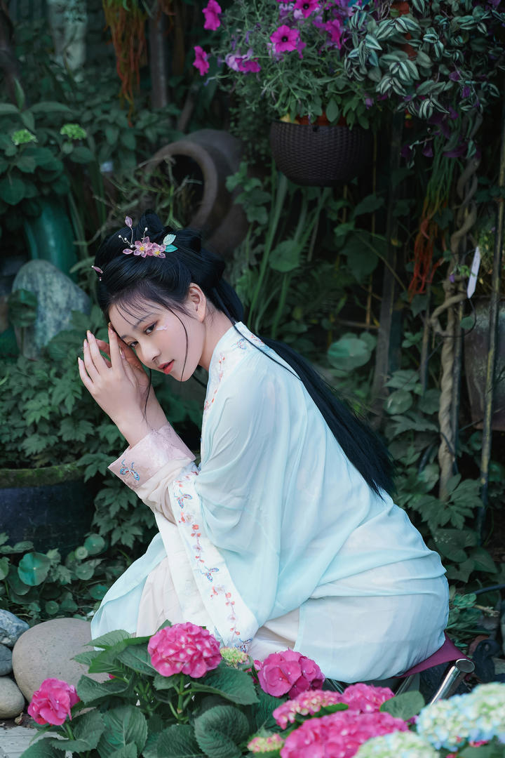 花丛中的古典汉服美女艺术摄影壁纸大图