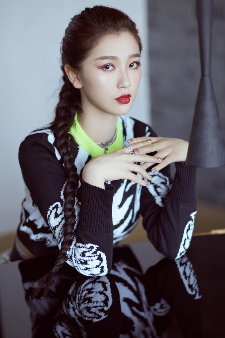 高冷气质美女明星虞书欣写真