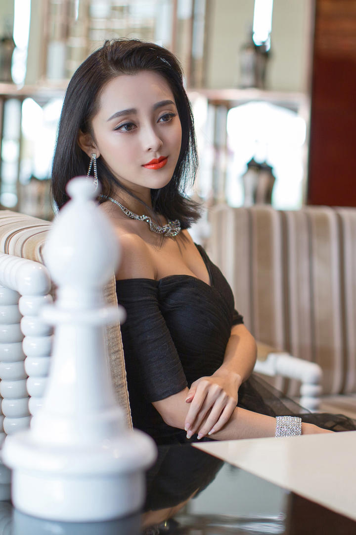 高清台湾女明星梁晶莹时尚美女写真图片