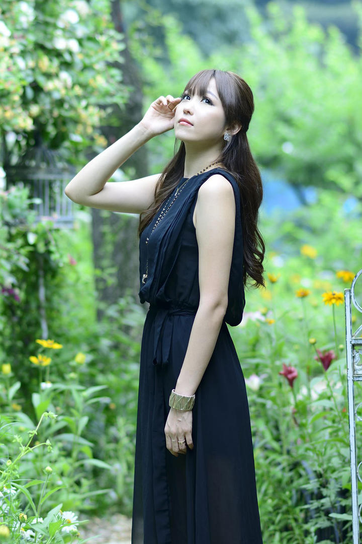 站在草丛中的高清美女图片