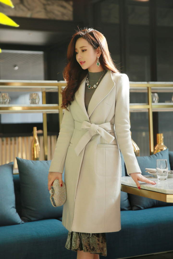 站在沙发上边的高清大衣美女李恩慧写真