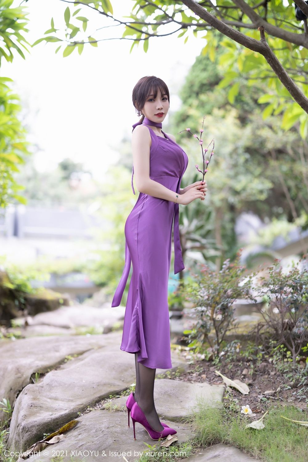 语画界性感女神芝芝Booty紫色长裙黑丝美腿内衣系列私房写真