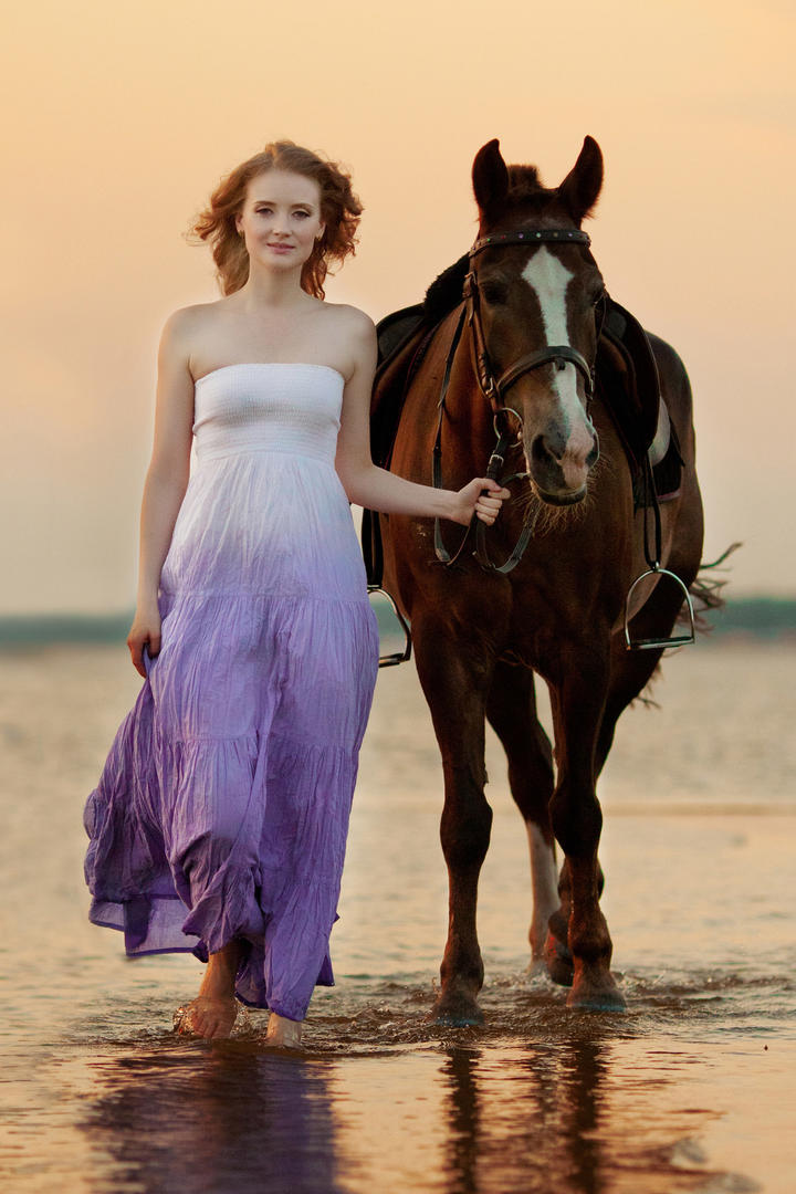 牵着马的欧美美女超高清大图