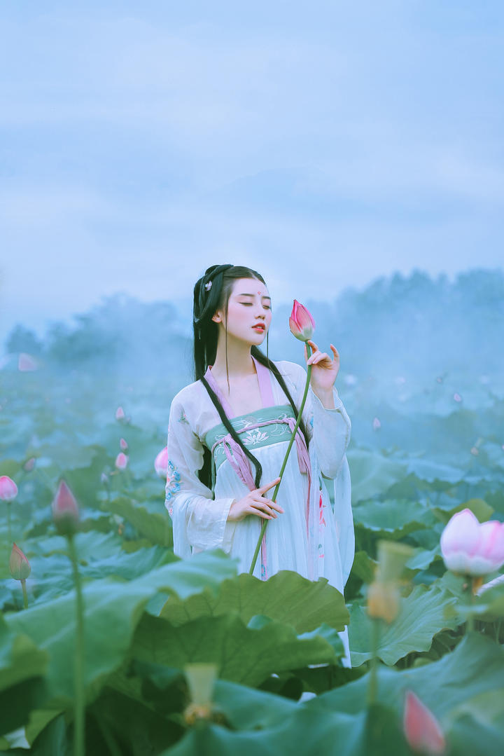 拿着荷花的高清古装美女写真