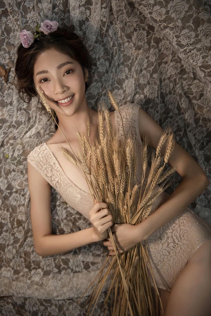 抱着小麦的年轻美女494949大但人文艺术图片