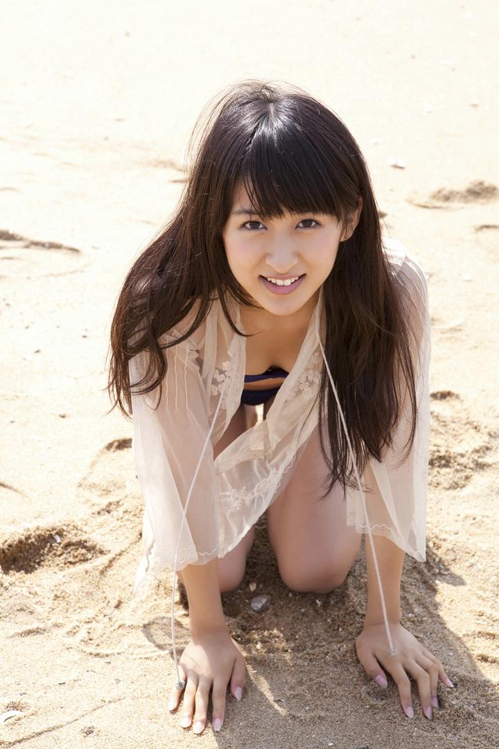 趴在沙滩上的日本美女人体艺术写真图片