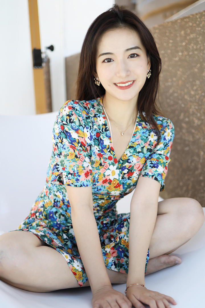 坐在床上的高清碎花长裙美女艺儿伢哟写真图片