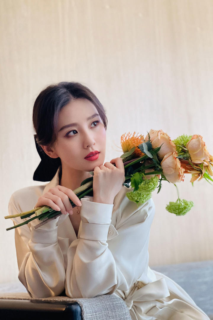 手拿鲜花的气质美女明星刘诗诗图片