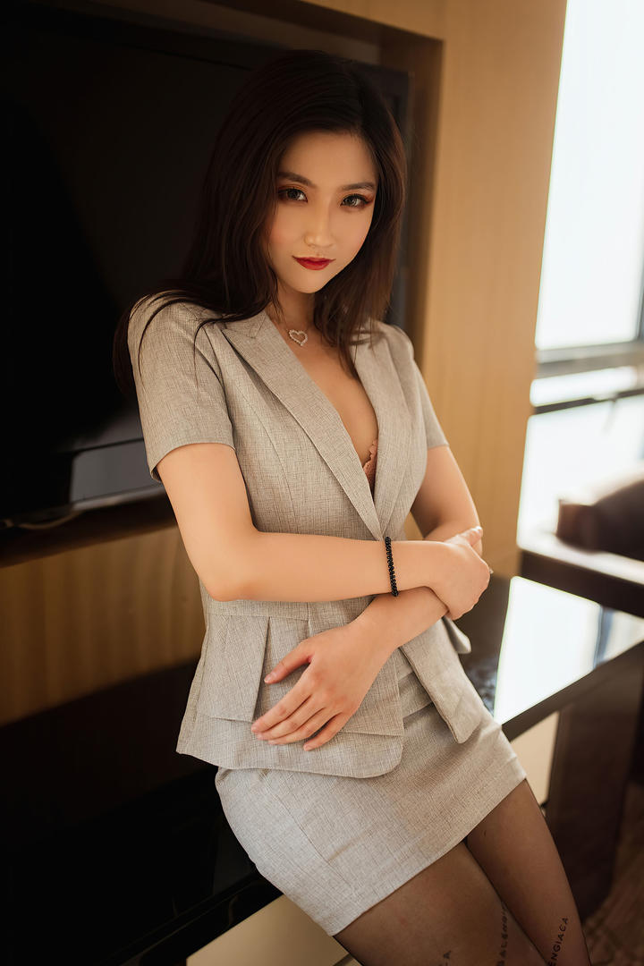 成熟性感的制服美女刘艾琳写真图片