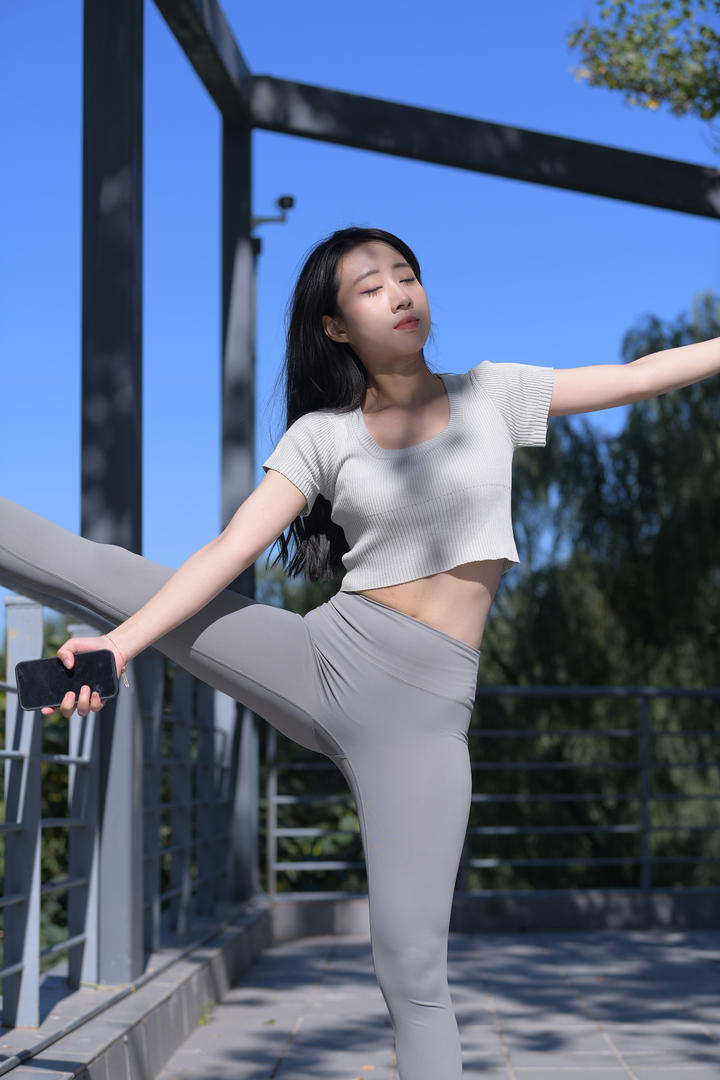 户外健身的瑜伽鲍沟大户型美女高清图片