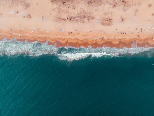 蓝色海湾沙滩鸟瞰图