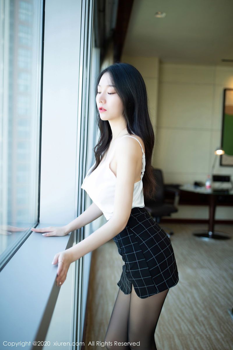 秀人网美女模特安然Maleah黑丝美腿+职场秘书OL主题写真