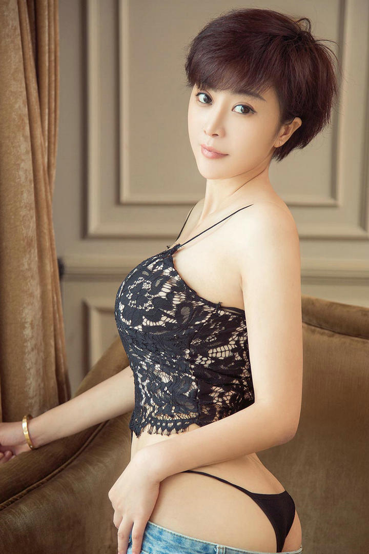 高清国内性感短发大胸美女方圆图片