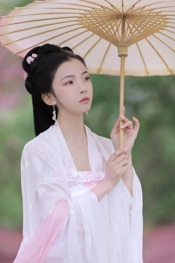撑着油纸伞的古装仕女图艺术写真图片