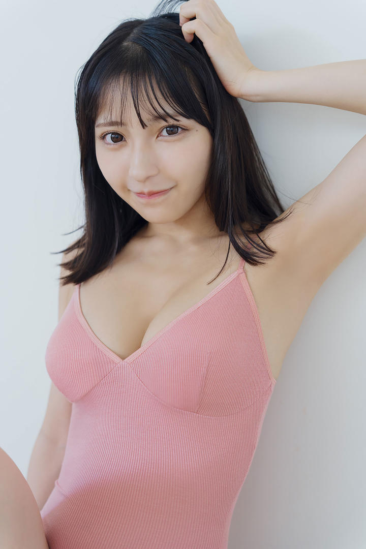 粉色紧身泳装少女图片