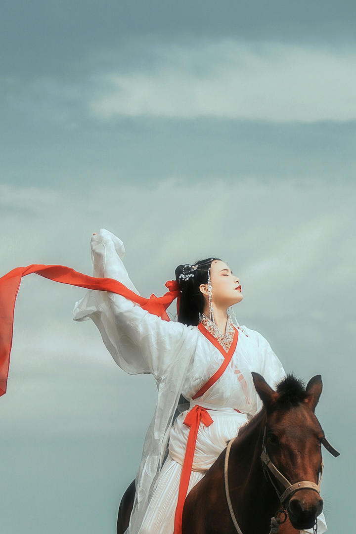 骑在马上的古装美女写真图片
