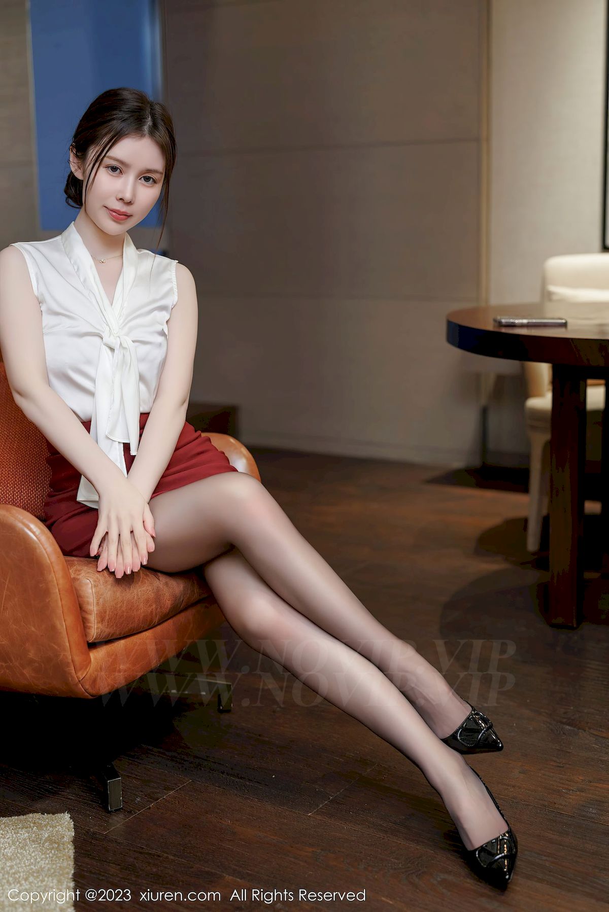 秀人网美女模特吴雪瑶白色上衣搭配暗红色短裙性感写真