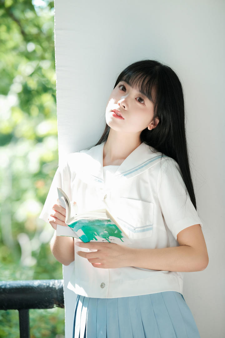 看书的清纯学妹图片