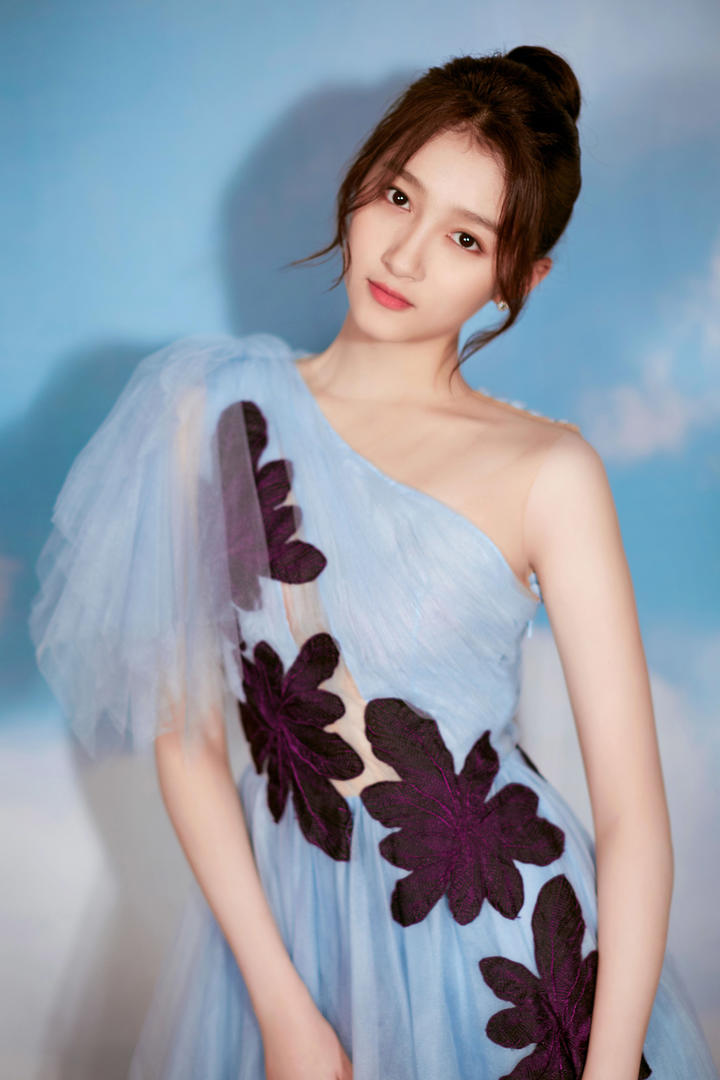 漂亮时尚的美女明星关晓彤写真套图