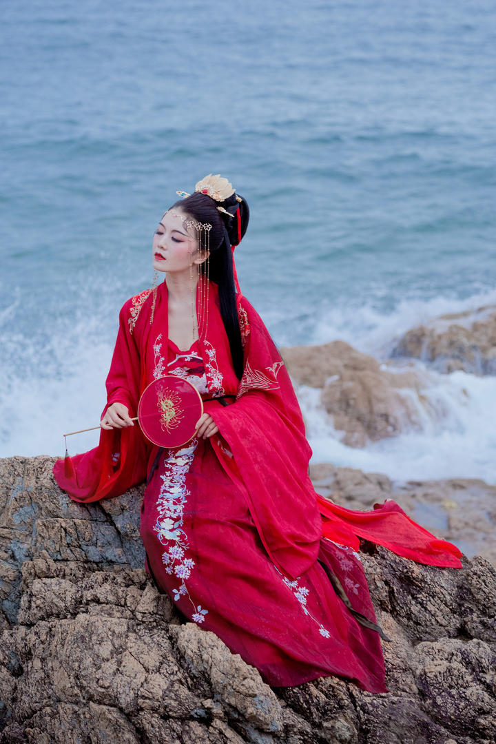 坐在礁石上的唯美古装美女航子艺术摄影图片