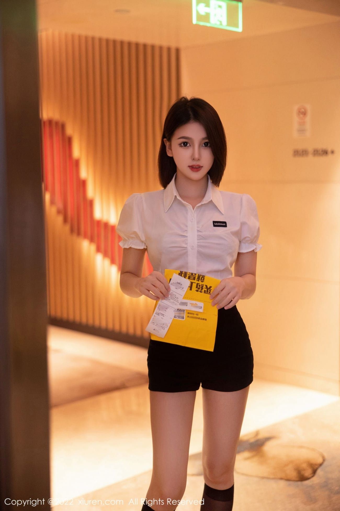 秀人网新人嫩模美羊羊白色上衣搭配黑色短裤首套写真