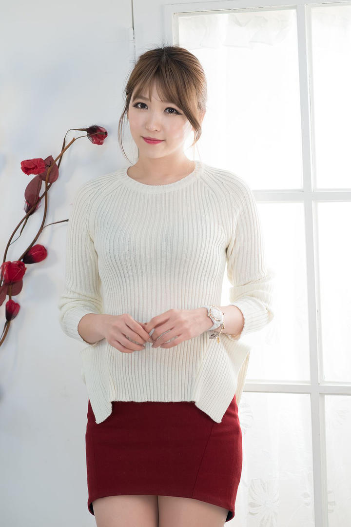 靠在窗户边的高清超短裙气质女神李恩慧写真