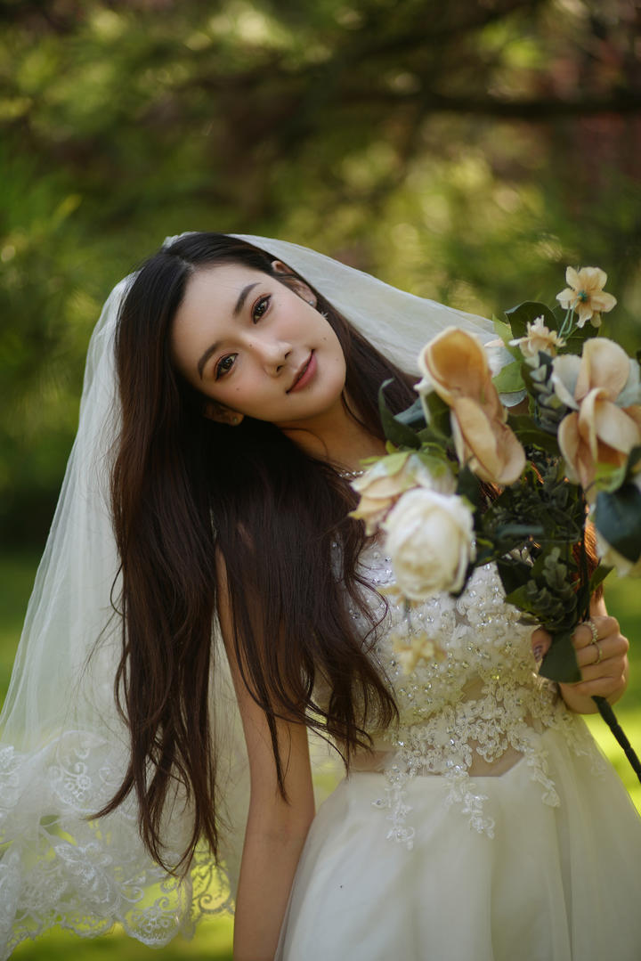 漂亮的新娘户外婚纱摄影写真图片