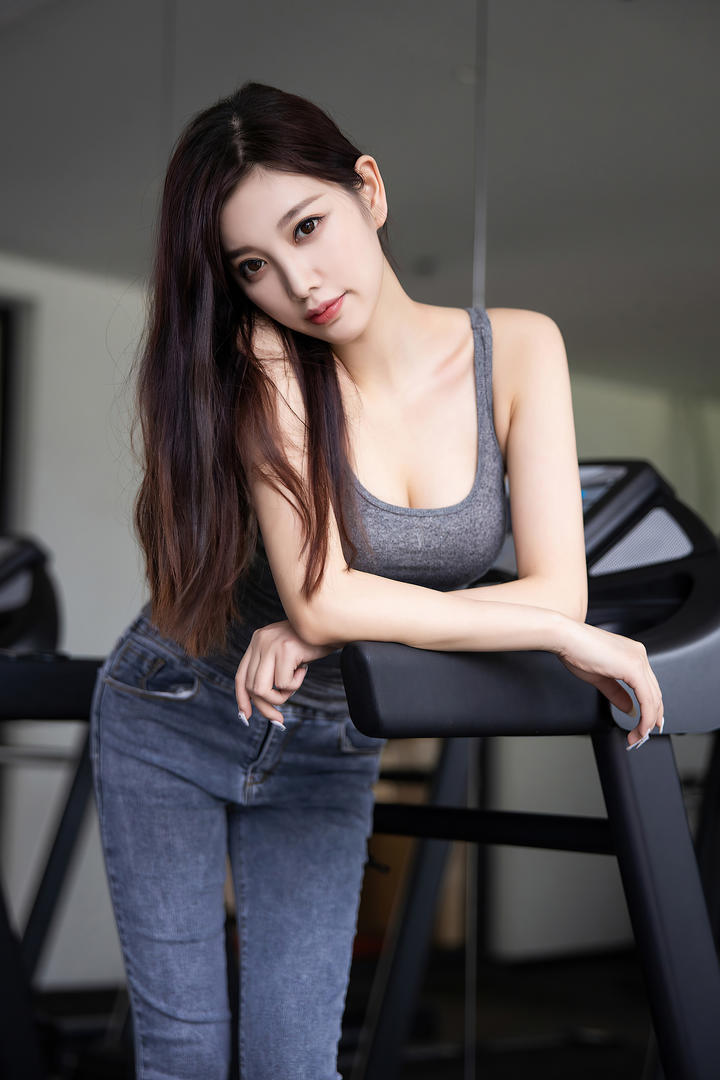 健身房性感美女健身图片