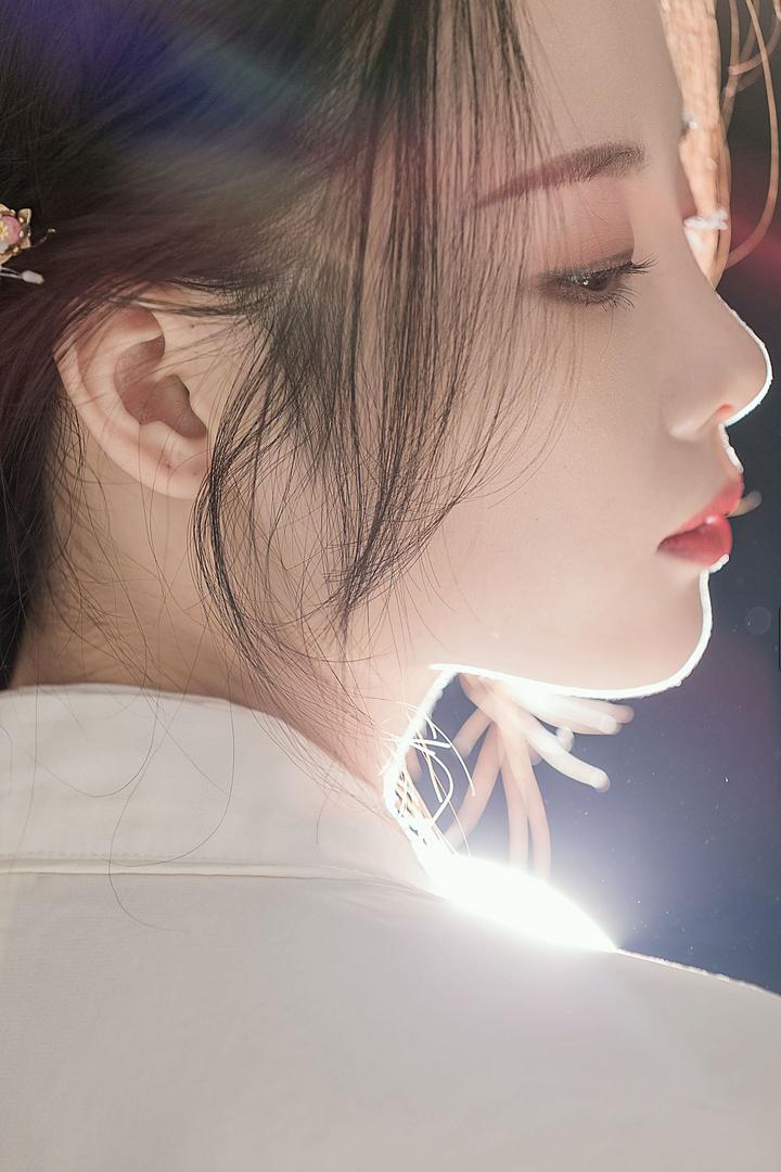 灯光下的高清美女侧脸特写图片