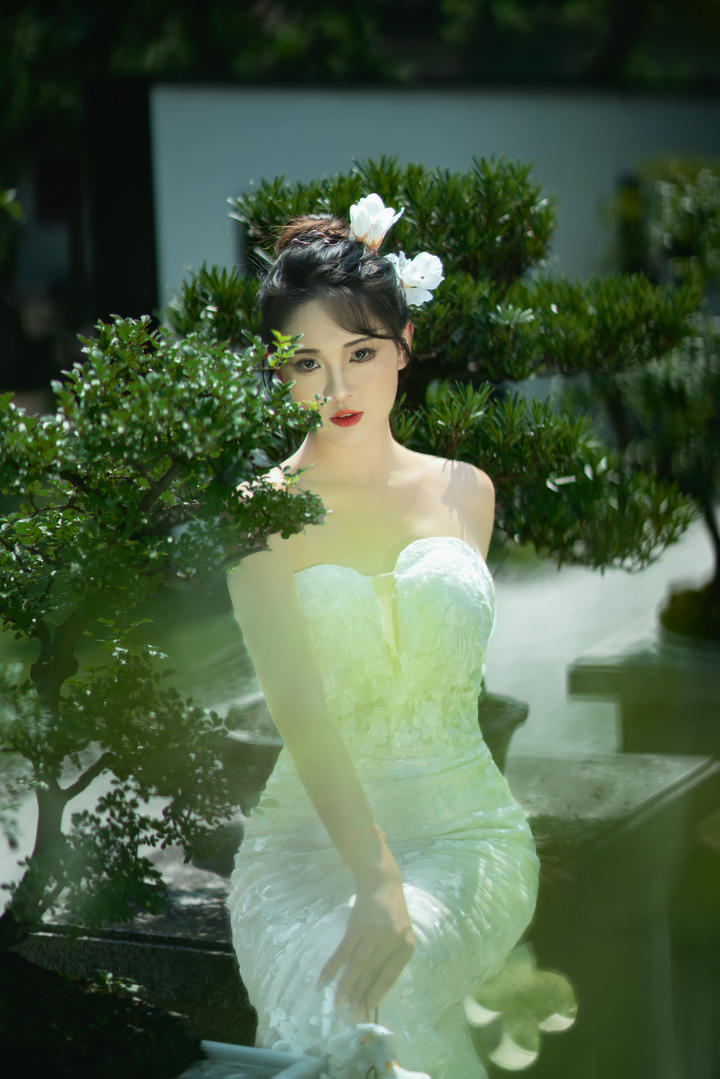中国模特优雅性感美女白色抹胸婚纱照人像摄影图片